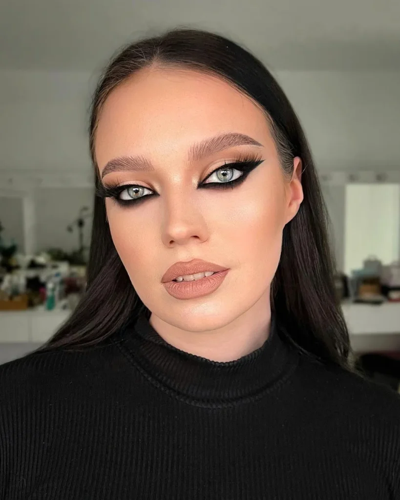 Intense Black and Nude Cat Eyes
