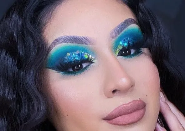 Blue glittery eyemakeup