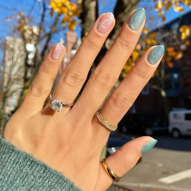 Velvet snowflakes nail designs