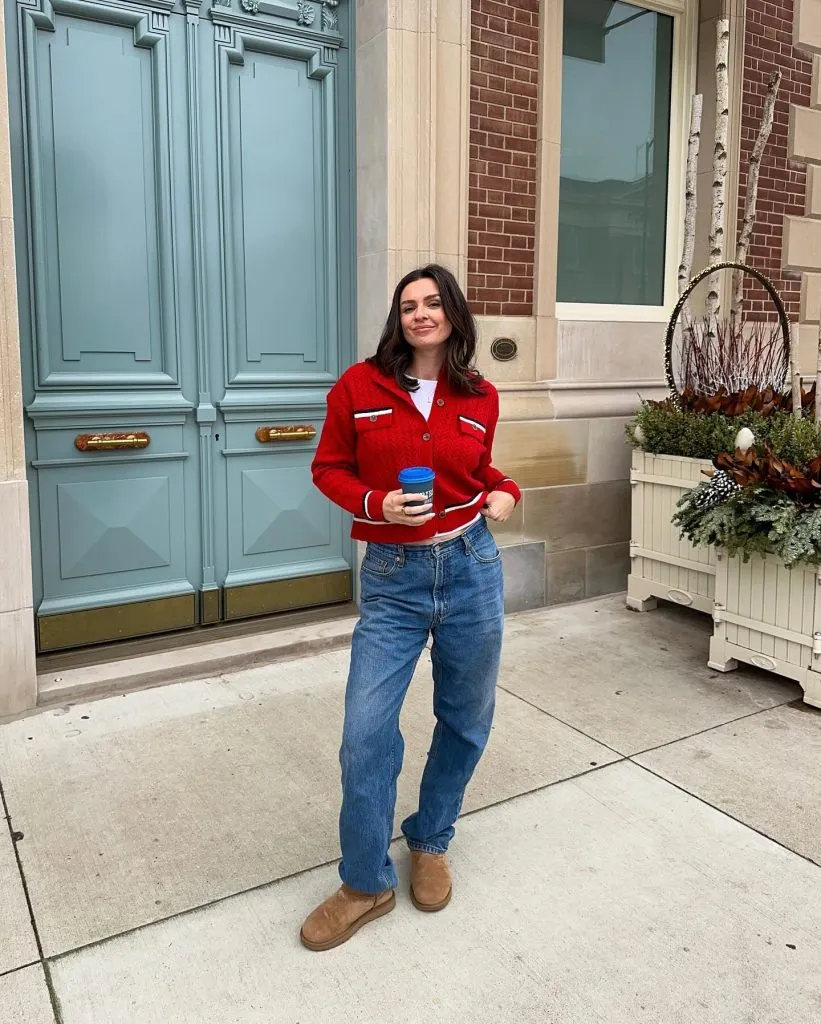 Relaxed red and white top with jeans female